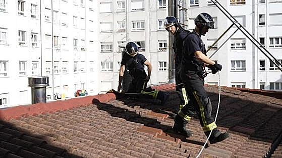 Liberan a una mujer que quedó atrapada por un sofá articulado en Gijón