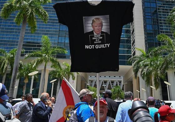 Los partidarios de Trump se reunieron frente al Palacio de Justicia de EE UU antes de la lectura de cargos del expresidente en Miami