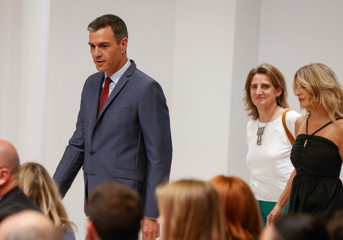 Yolanda Díaz, tras Pedro Sánchez y junto a la vicepresidenta tercera, Teresa Ribera, este jueves en la presentación de las prioridades del semestre español de la UE, en la Moncloa