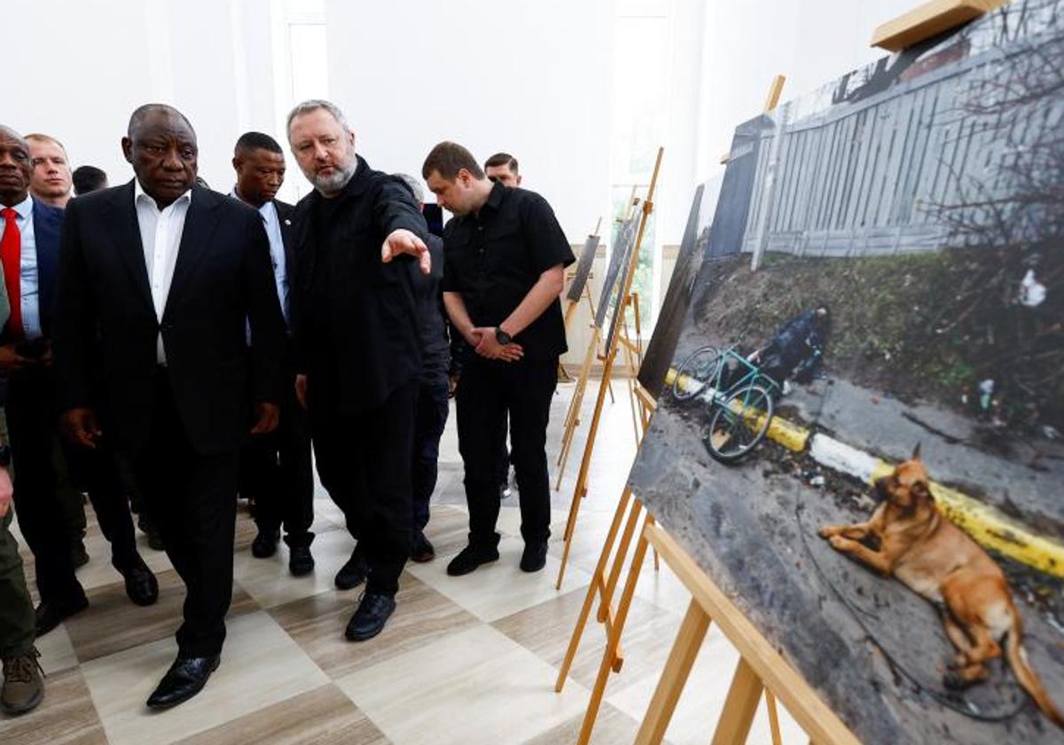 El presidente de Sudáfrica, Cyril Ramaphosa, y el fiscal general de Ucrania, Andriy Kostin, visitan una iglesia de Bucha, en medio del ataque de Rusia contra Ucrania.