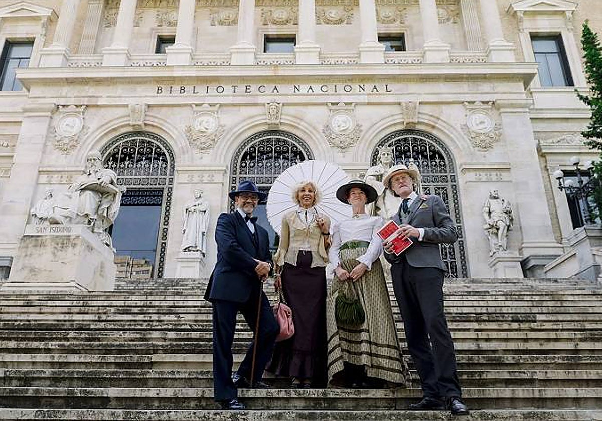 Personas a la moda eduardiana ante la fachade de la Biblioteca Nacional.