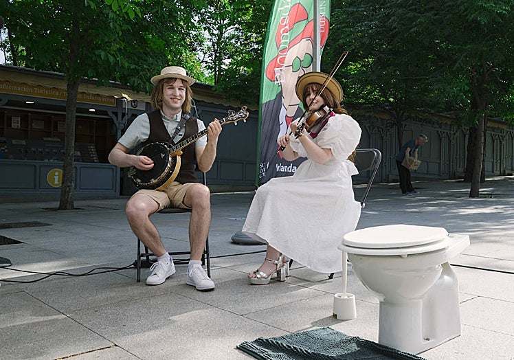 Los músicos diblineres Neil Dignam y Caty Cleary, en la Cuesta de Moyano.