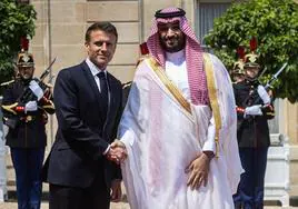 El presidente francés, Emmanuel Macron, estrecha la mano del príncipe heredero saudí, Mohammed Bin Salman, a su llegada al Palacio del Elíseo