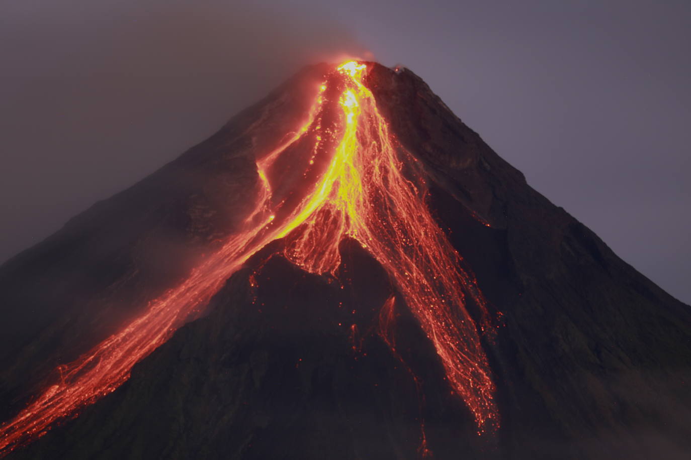 El volcán Mayón entra en erupción