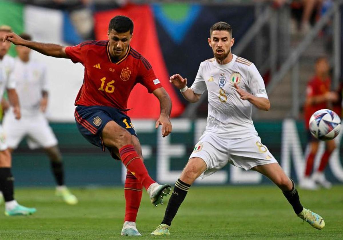 Rodri golpea el balón durante la semifinal de la Liga de Naciones entre España e Italia.