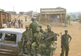 Soldados ugandeses patrullan por una publación rural.