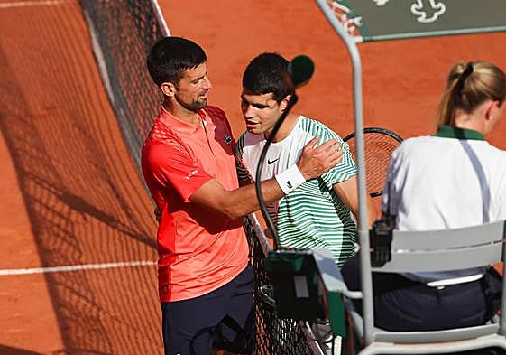 Novak Djokovic intenta consolar a Carlos Alcaraz tras eliminar al jugador español en semifinales de Roland Garros.