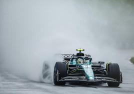 Fernando Alonso rueda en medio del aguacero en el circuito Gilles Villeneuve.