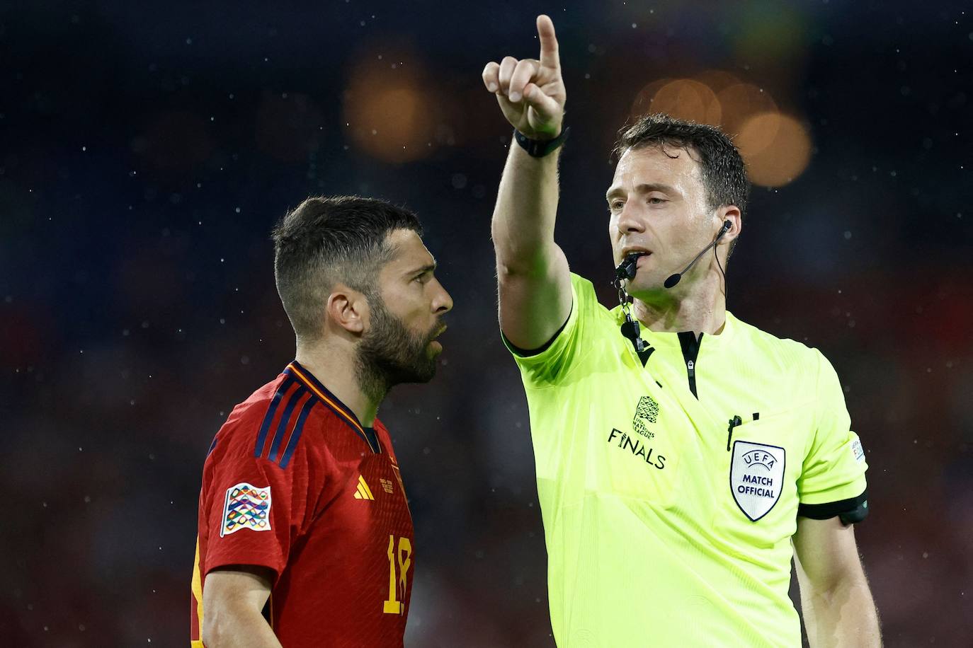 El árbitro alemán Felix Zwayer (R) hace un gesto junto al mediocampista español Jordi Alba durante el partido de fútbol final de la Liga de Naciones de la UEFA entre Croacia y España en el estadio De Kuip en Rotterdam, el 18 de junio de 2023.