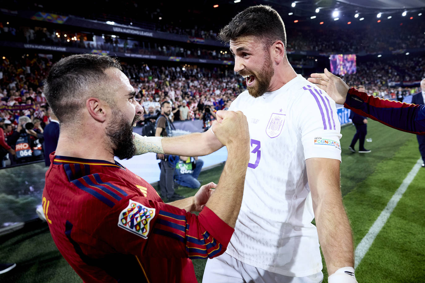 El portero de la selección española de fútbol, Unai Simón, celebra con Dani Carvajal (i) la victoria ante Croacia, tras la final de la Liga de Naciones disputada este domingo en Rotterdam (Países Bajos). 