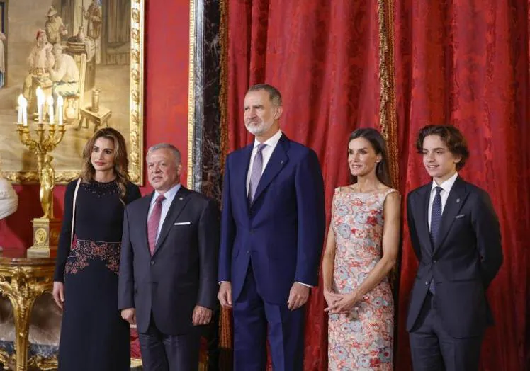 Imagen principal - Imágenes de la visita a España del rey de Jordania, Abdalá II bin Al Hussein, su esposa, la reina Rania y su hijo menor, el príncipe Hashem de Jordania.