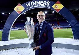 Luis de la Fuente posa con el trofeo de la Liga de Naciones.