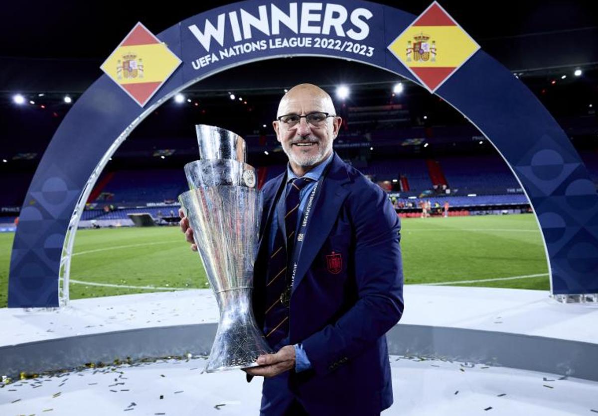 Luis de la Fuente posa con el trofeo de la Liga de Naciones.