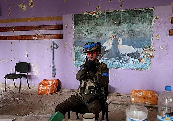 Un militar ucraniano dentro de un edificio dañado en la aldea recientemente recuperada de Blahodatne, región de Donetsk