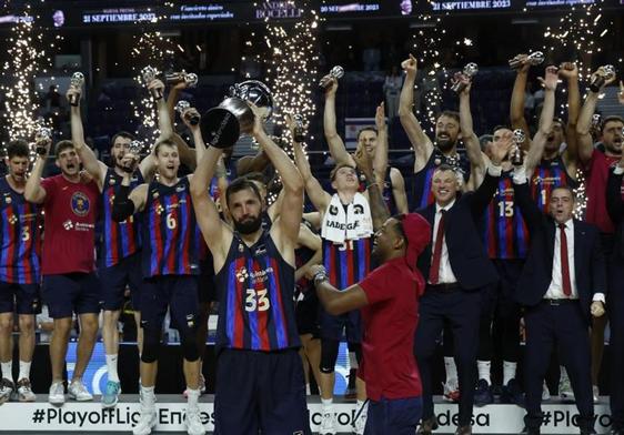 Nikola Mirotic levanta el trofeo de la Liga ACB ante sus compañeros.