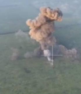 Imagen secundaria 2 - En la imagen superior, el tanque suicida avanza hacia las líneas ucranianas. En las inferiores, dos fotografías de la detonación del blindado.