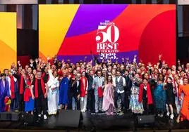 Foto de familia de los chefs premiados este martes en la gala de 'The World's 50 Best' celebrada en Valencia.