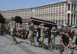 Ceremonia de despedida en la Plaza de la Independencia en Kiev a un soldado ucraniano muerto en combate.