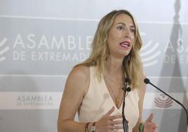 María Guardiola, este martes compareciendo ante la prensa en la Asamblea de Extremadura..