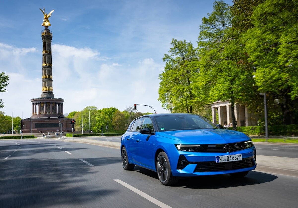 El nuevo Opel Astra Electric GSe frente a la Columna de la Victoria, en Berlín