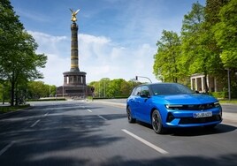 El nuevo Opel Astra Electric GSe frente a la Columna de la Victoria, en Berlín