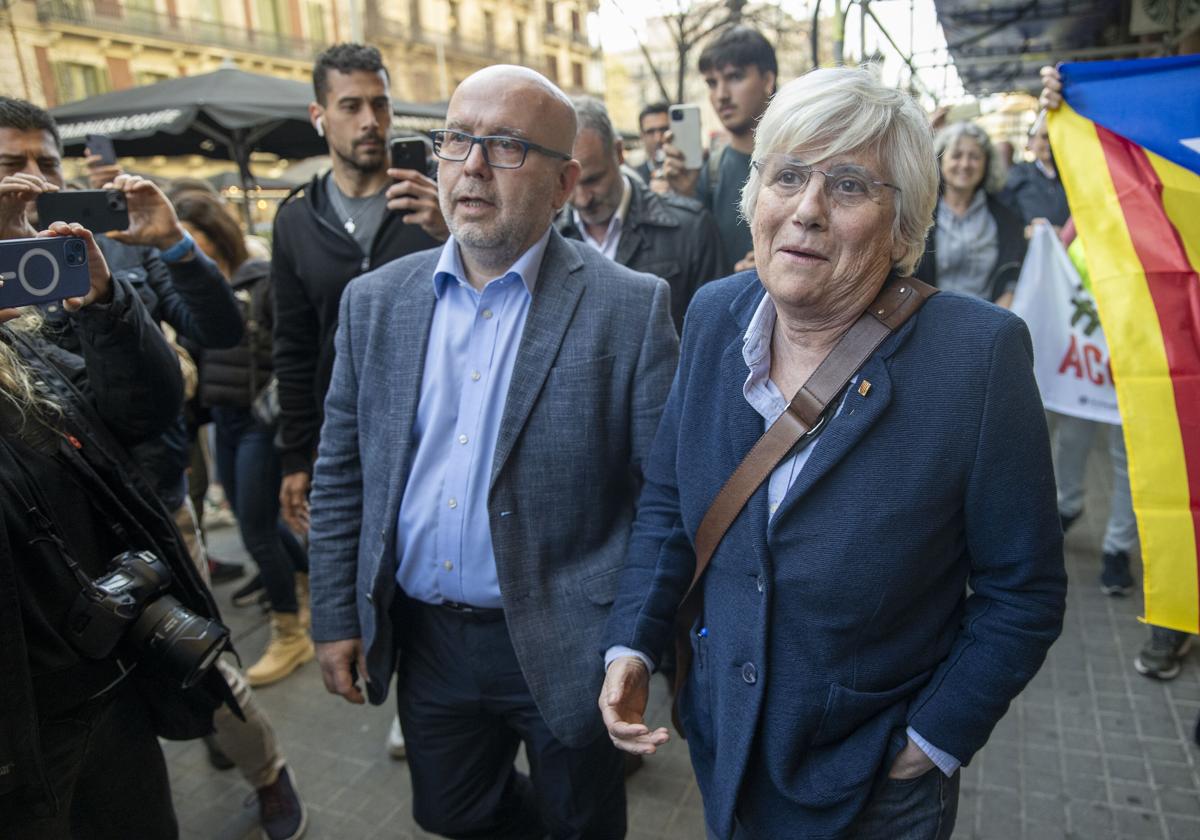 La exconsellera de Educación de la Generalitat Clara Ponsatí junto a su abogado Gonzalo Boye.