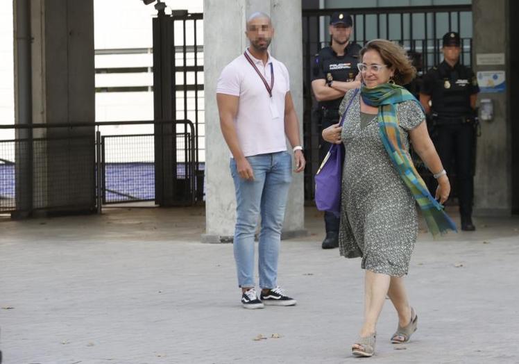 La alcaldesa de Sitges, al salir este miércoles por la tarde de la comisaría de la Policía Nacional en Barcelona donde fue interrogada.