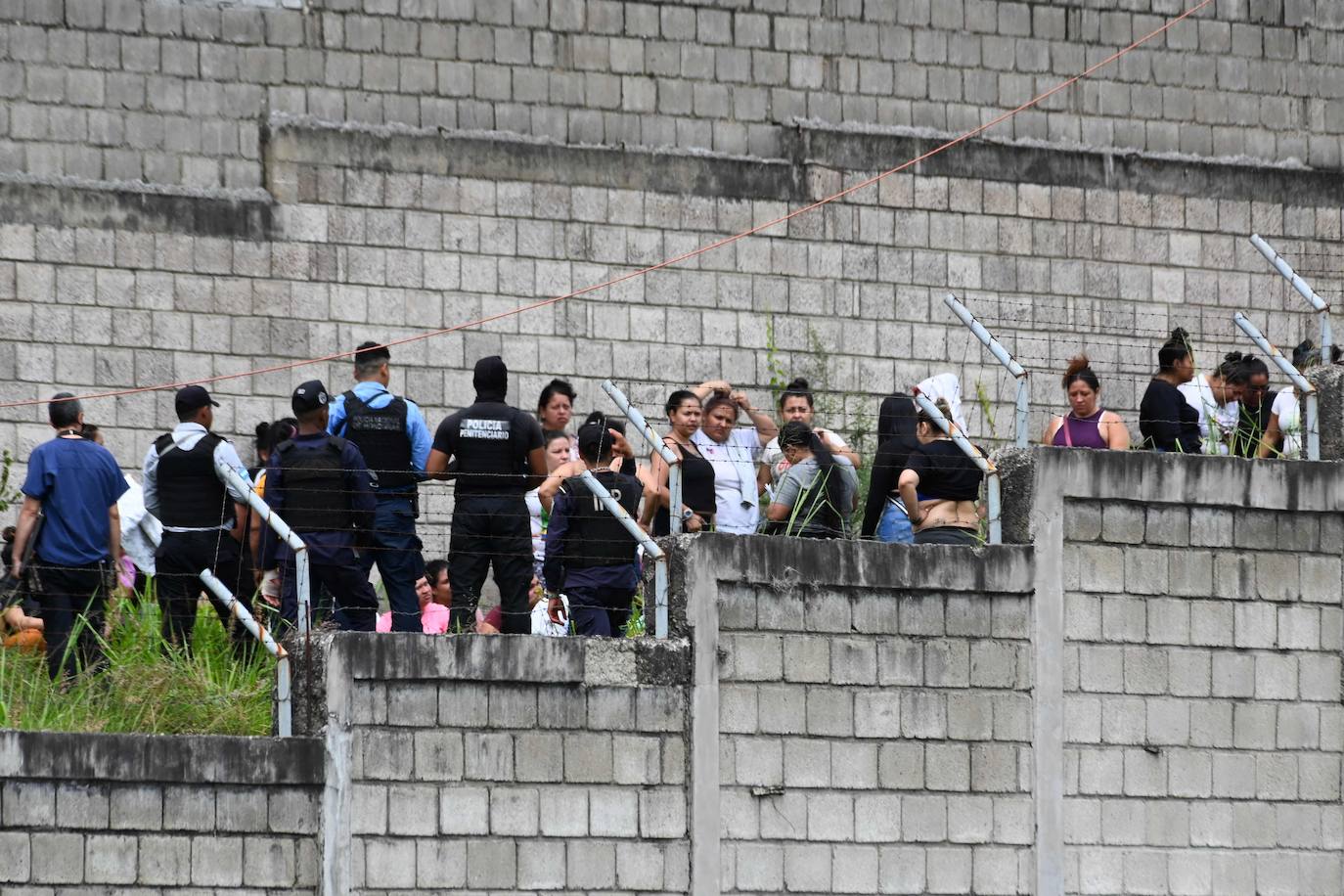 Los agentes penitenciarios custodian a las reclusas tras la reyerta