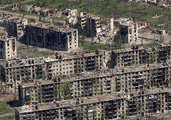 Bajmut, con decenas de bloques de pisos arrasados, es uno de los puntos de Ucrania más devastados