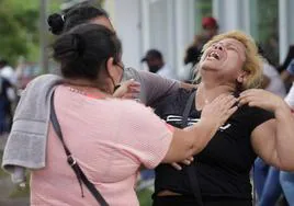 Una mujer llora fuera de la cárcel dondetuvo lugar un motín que dejó a 46 personas muertas en Honduras