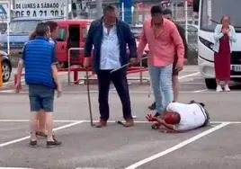 Captura del vídeo que circuló por internet y que muestra la severa paliza en el parking de un supermercado de Laredo.