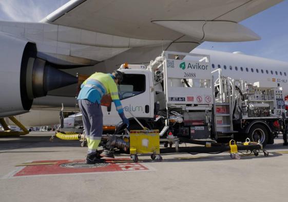 Un avión de Iberia en fase de repostaje.