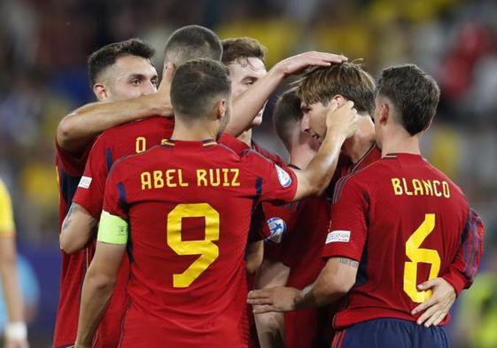 Los jugadores españoles celebran el gol de Miranda.