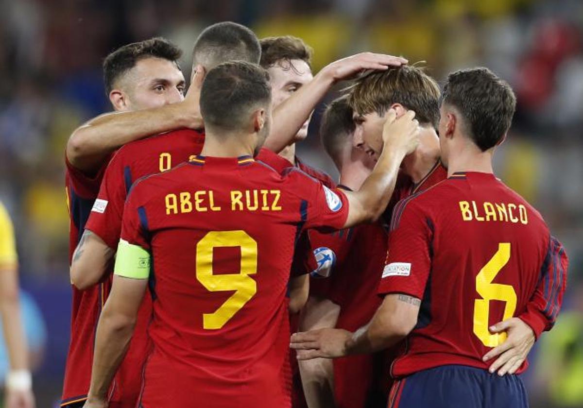 Los jugadores españoles celebran el gol de Miranda.