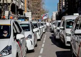 Los taxistas ultiman un acuerdo con el Gobierno para limitar los VTC