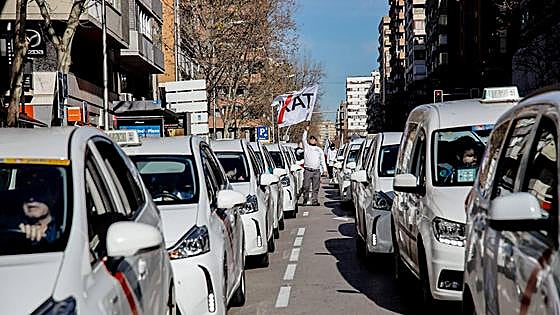 Los taxistas ultiman un acuerdo con el Gobierno para limitar los VTC