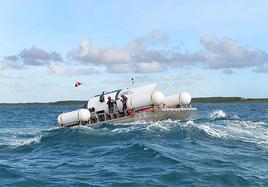 De izquierda a derecha y de arriba a abajo, el empresario Hamish Harding; el CEO de OceanGate Expeditions, Stockton Rush; Paul-Henri Nargeolet, director de un proyecto de investigación de aguas profundas dedicado al 'Titanic'; y Suleman Dawood y su padre, Shahzada Dawood, vicepresidente del conglomerado Engro, con sede en Karachi.