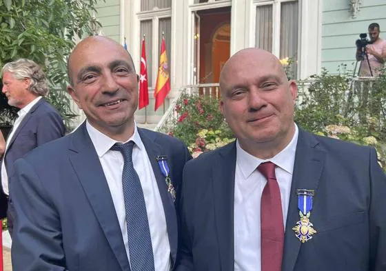 Bülent Sam y Ömer Müslümanoglu, los forenses turcos condecorados este jueves con la Cruz de Oficial del Mérito Civil