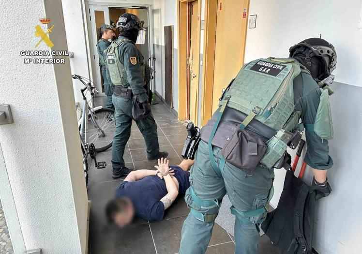 Imagen principal - El operativo de la Guardia Civil se saldó con dos detenidos y un investigado por los hechos.