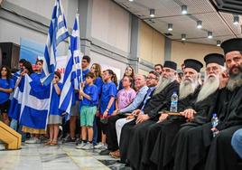 Simpatizantes del partido griego de extrema derecha Niki asisten al último mitin antes de la cita electoral de este domingo.