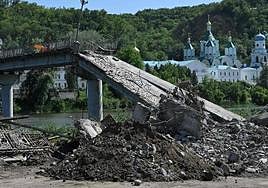 Uno de los puentes destruidos esta semana por Ucrania en la región de Donetsk.