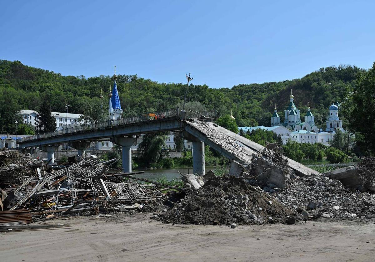 Uno de los puentes destruidos esta semana por Ucrania en la región de Donetsk.