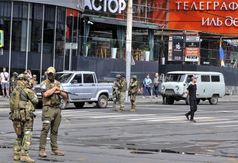 Varios paramilitares bloquean una calle en Rostov.