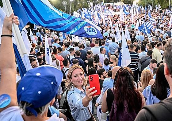 Seguidores del conservador Kyriakos Mitsotakis, en el mitin de cierre de campaña del pasado viernes en Atenas.