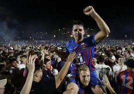 Jugadores y aficionados del Eldense, celebrando el acenso a Segunda División.