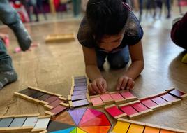 Una niña juega con colores en el colegio público San Benito de Madrid, que ha incorporado el método Montessori a la educación infantil.