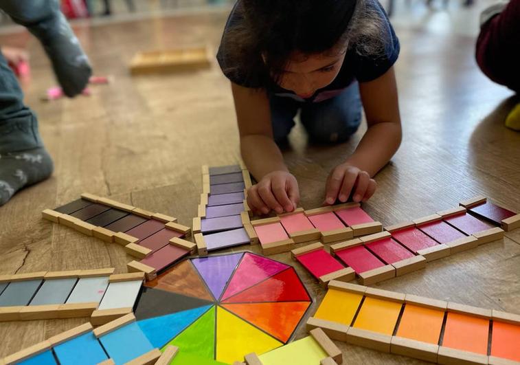 Una niña juega con colores en el colegio público San Benito de Madrid, que ha incorporado el método Montessori a la educación infantil.