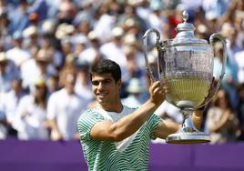 Carlos Alcaraz levanta el trofeo de ganador del torneo de Queen's