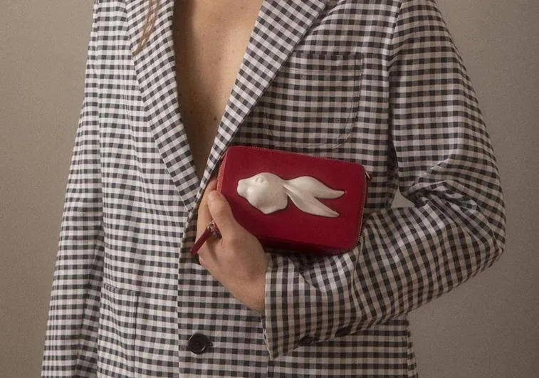 Imagen de uno de los bolsos de Andrés Gallardo con el popular conejo de porcelana.