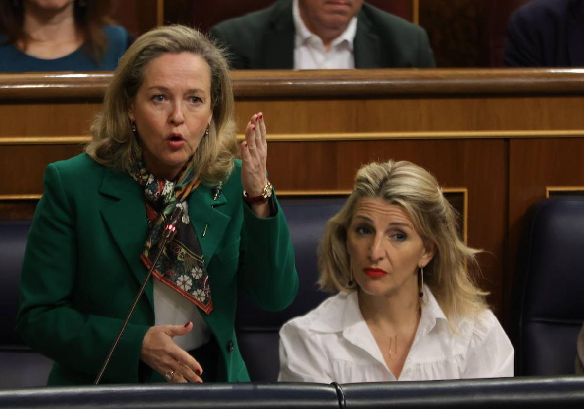 Nadia Calviño y Yolanda Díaz en el pleno del Congreso el pasado marzo.